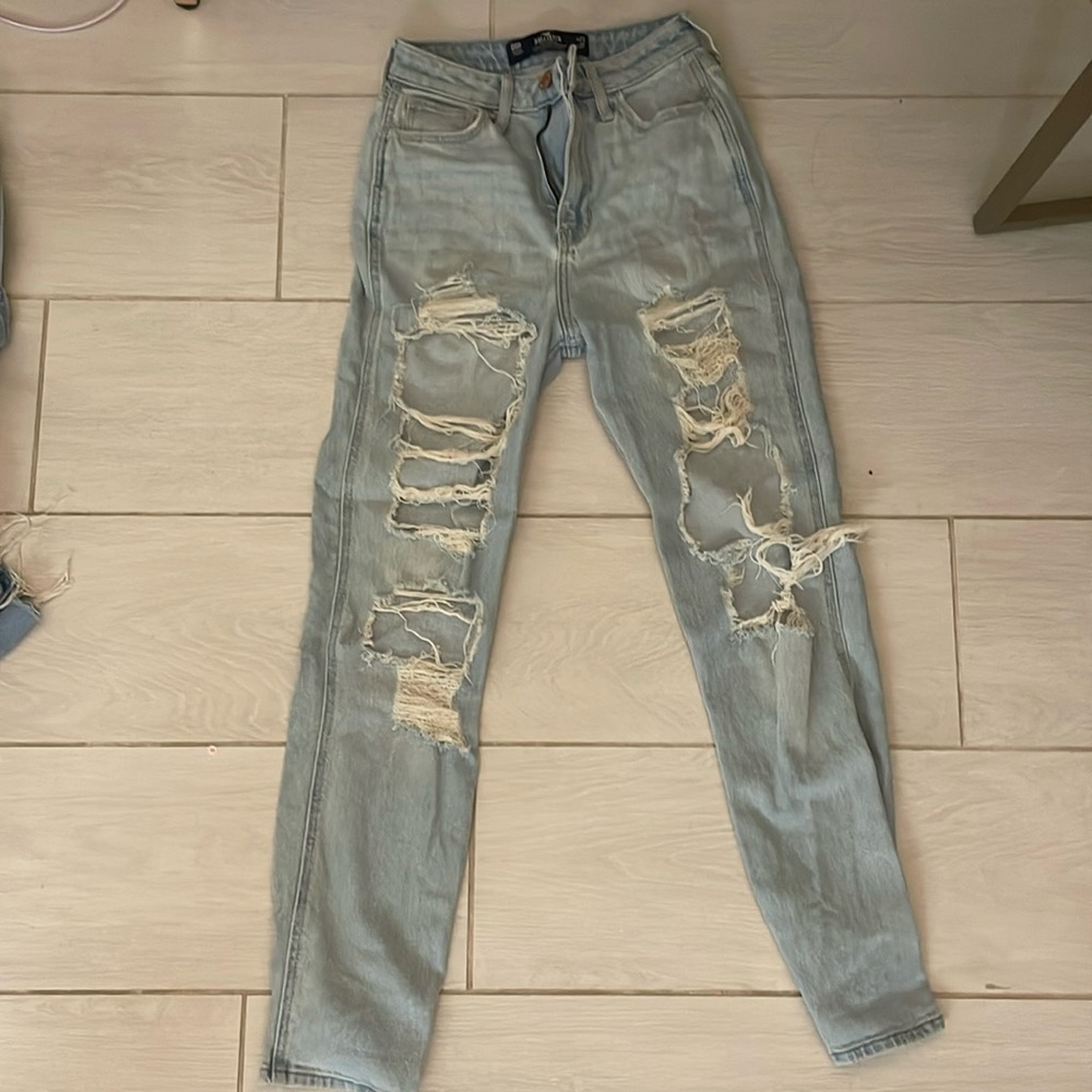 Hollister ultra high rise mom jeans size 00R w23 L27